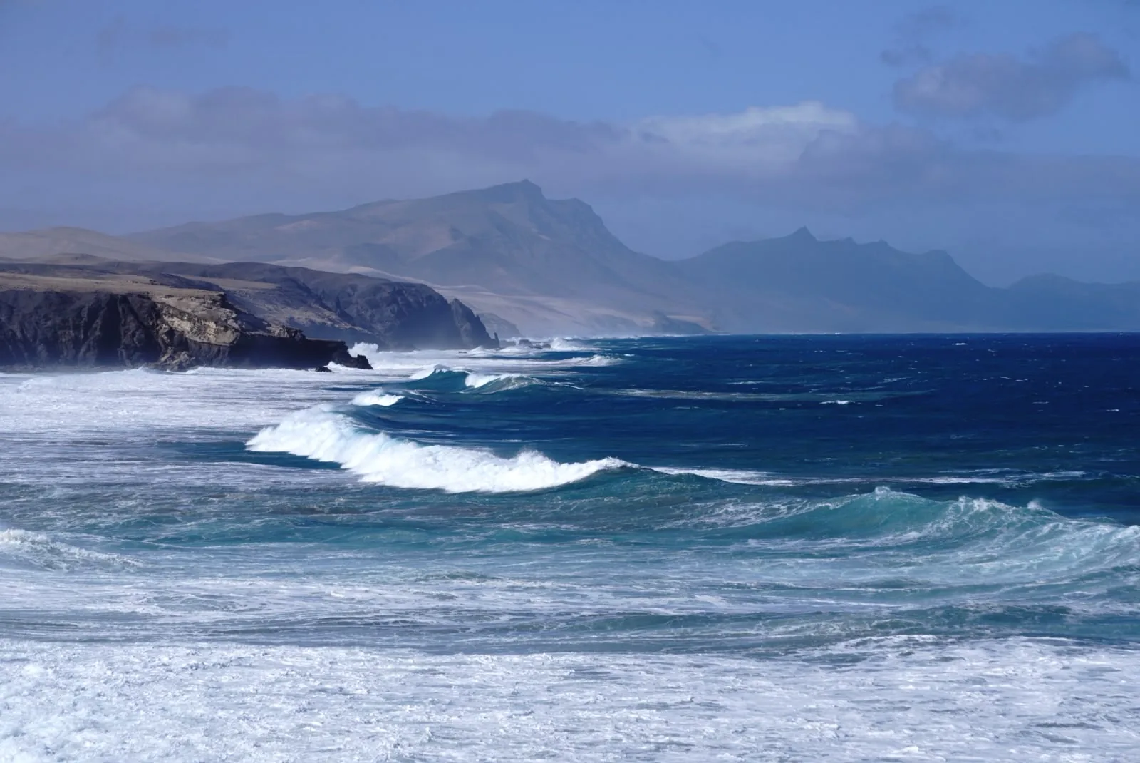 Olas rompiendo frente a los acantilados de la costa oeste de Fuerteventura