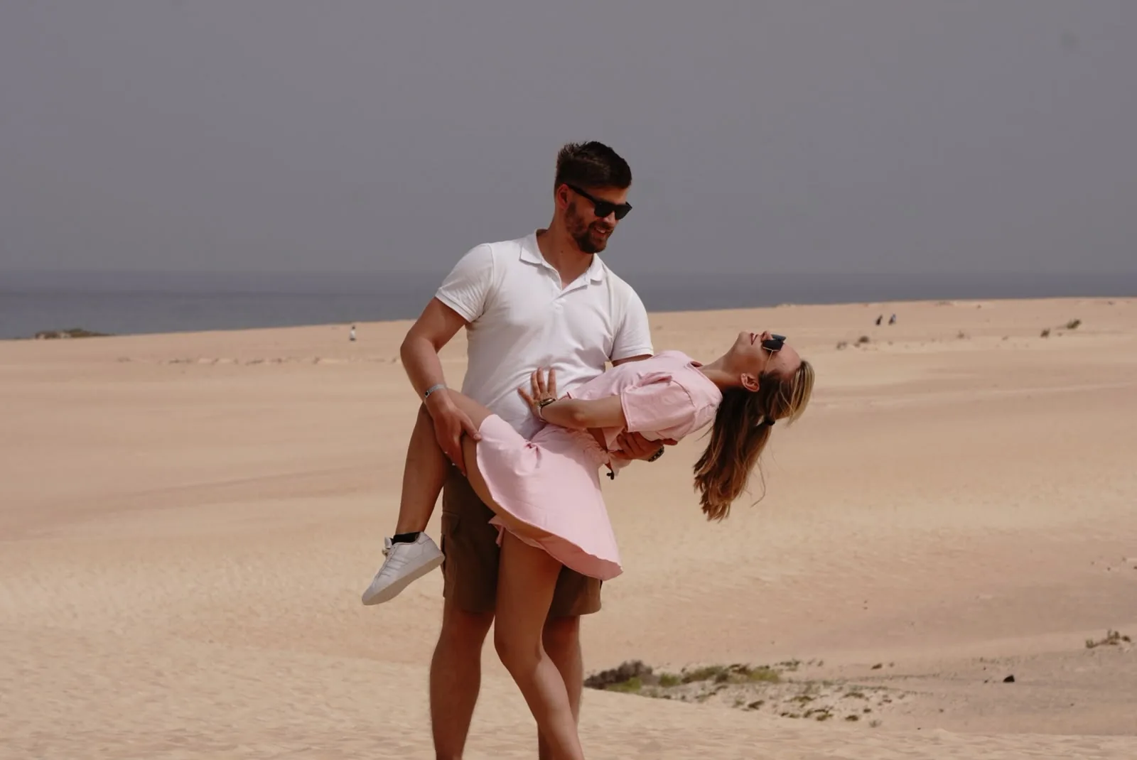 Pareja bailando sobre las dunas de Corralejo