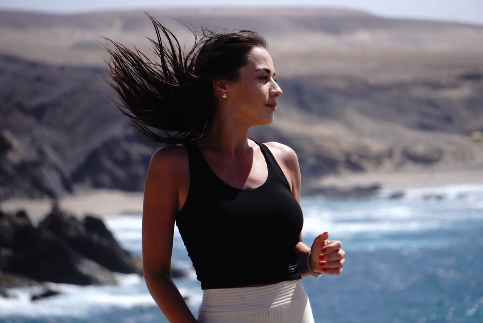 Retrato de mujer con el pelo al viento junto a los acantilados